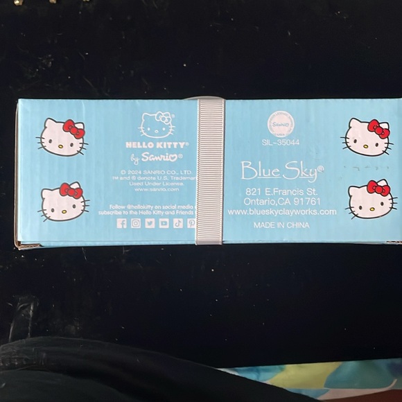 Hello Kitty Salt and Pepper Shakers - Picture 3 of 4